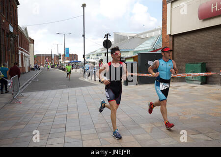 Kingston Upon Hull, Regno Unito. Il 30 luglio, 2017. Yorkshire scafo acqua Triathlon 2017 avviene. Impostare all'interno dello scafo del centro della città e l'area del porto della città. La gara si avvia nella storica Princes Dock che è circondato su tutti i lati da caffetterie e aree di visualizzazione rendendola una zona perfetta per gli spettatori. L'appartamento, tecniche ciclabile prende gli atleti attraverso completamente chiuso per le strade delle città per più di un giro il tour della città. Il percorso prende quindi gli atleti su un 5km percorso che prende alcune delle città iconici scenari tra cui la Chiesa della Trinità, la Città Vecchia, la Marina e la profonda. Credito: Keith Larby/Alamy Live News Foto Stock