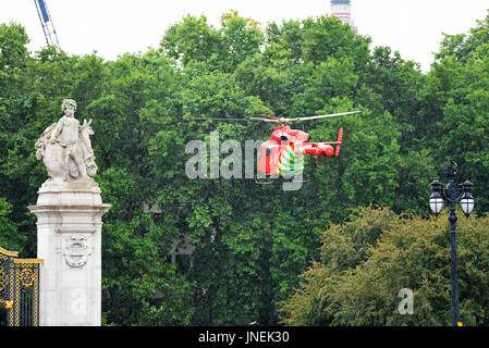 L'Air Ambulance G-EHMS di Londra atterrò nello spazio verde tra Birdcage Walk e Buckingham Palace in risposta a un incidente alla Victoria Station Foto Stock