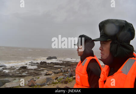 Putian, la Cina della provincia del Fujian. Il 30 luglio, 2017. Pattuglia di soldati in spiaggia in Pinghai città di Putian, a sud-est della Cina di provincia del Fujian, 30 luglio 2017. Il tifone Nesat, il nono typhoon dell'anno, fatte approdo nel Fujian la domenica mattina. Nesat, imballaggio venti massimo fino a 33 metri al secondo al suo centro, sbarcati a coastal Fuqing città intorno alle 6 del mattino dopo un viaggio attraverso l'isola Pingtan, secondo le previsioni meteorologiche locali competenti. Credito: Wei Peiquan/Xinhua/Alamy Live News Foto Stock