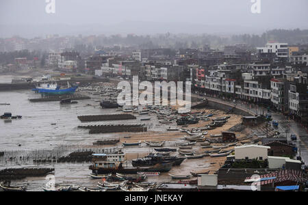 Putian. Il 30 luglio, 2017. Foto scattata a luglio 30, 2017 mostra la vista della città Pinghai dopo il tifone Nesat, Putian City, a sud-est della Cina di provincia del Fujian. Il tifone Nesat, il nono typhoon dell'anno, fatte approdo nel Fujian la domenica mattina. Nesat, imballaggio venti massimo fino a 33 metri al secondo al suo centro, sbarcati a coastal Fuqing città intorno alle 6 del mattino dopo un viaggio attraverso l'isola Pingtan, secondo le previsioni meteorologiche locali competenti. Credito: Wei Peiquan/Xinhua/Alamy Live News Foto Stock