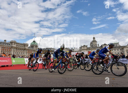 Londra, Regno Unito. Il 30 luglio, 2017. Le squadre sono iniziato a cavalcare prudenzialiLondon-Surrey Classic su Domenica, 30 luglio 2017, Londra Inghilterra: foto : Taka G Wu Credito: Taka Wu/Alamy Live News Foto Stock