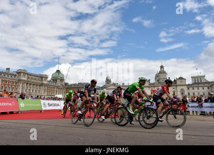 Londra, Regno Unito. Il 30 luglio, 2017. Le squadre sono iniziato a cavalcare prudenzialiLondon-Surrey Classic su Domenica, 30 luglio 2017, Londra Inghilterra: foto : Taka G Wu Credito: Taka Wu/Alamy Live News Foto Stock