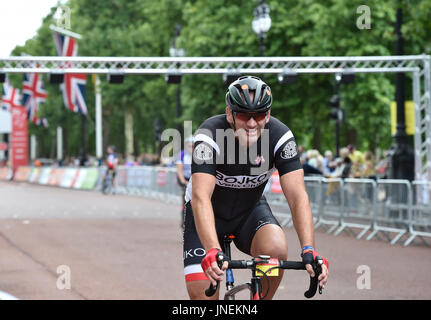 Londra, Regno Unito. Il 30 luglio, 2017. Martin Johnson ha appena terminato la corsa a corsa prudenzialiLondon-Surrey 100 di Domenica, 30 luglio 2017, Londra Inghilterra: foto : Taka G Wu Credito: Taka Wu/Alamy Live News Foto Stock