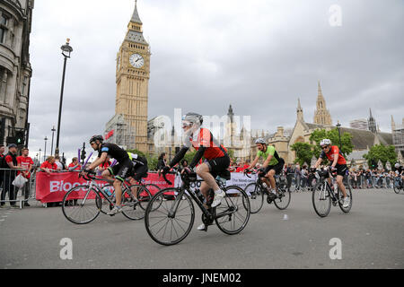 Londra, Regno Unito. Il 30 luglio, 2017. Piloti passa il Big Ben nel Prudential London-Surrey 100 sfida del ciclo. Migliaia di piloti prendere parte all'annuale RideLondon prudenziali, Surrey 100 e la classica manifestazione ciclistica. La 140km di corsa su strada in partenza e a Londra centrale. Il percorso è basato sul corso utilizzato durante le Olimpiadi del 2012 e tiene i piloti fuori Londra nel Surrey Hills. Credito: Dinendra Haria/Alamy Live News Foto Stock