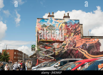 Bristol. Il 30 luglio 2017. UPFEST, la vernice urbano festival è in corso in Bristol. È il più grande d'Europa street art festival, attraendo più di 300 artisti provenienti da tutto il mondo e una grande folla di occuparsi di guardare i pezzi da verniciare. Credito: Carolyn Eaton/Alamy Live News Foto Stock