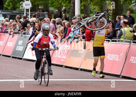 Londra, Regno Unito. Il 30 luglio 2017. Piloti completa la corsa prudenzialiLondon-Surrey 100 eventi escursioni in bicicletta dal parco olimpico di Stratford su un percorso attorno alla periferia di Londra torna al traguardo nel centro commerciale. Credito: Stephen Chung / Alamy Live News Foto Stock