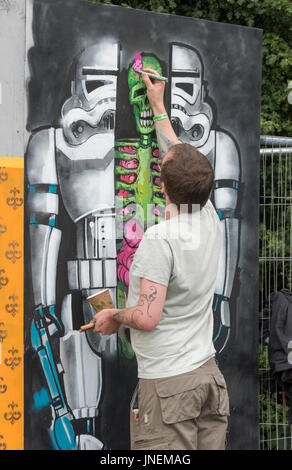 Bristol. 30 luglio 2017 UPFEST, la vernice urbano festival è in corso in Bristol. È il più grande d'Europa street art festival, attraendo più di 300 artisti provenienti da tutto il mondo e una grande folla di occuparsi di guardare i pezzi da verniciare. Credito: Carolyn Eaton/Alamy Live News Foto Stock