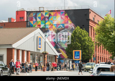 Bristol. 30 luglio 2017 UPFEST, la vernice urbano festival è in corso in Bristol. È il più grande d'Europa street art festival, attraendo più di 300 artisti provenienti da tutto il mondo e una grande folla di occuparsi di guardare i pezzi da verniciare. Credito: Carolyn Eaton/Alamy Live News Foto Stock