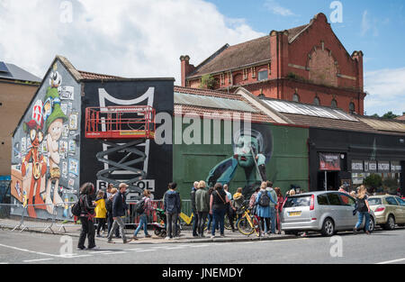 Bristol. 30 luglio 2017 UPFEST, la vernice urbano festival è in corso in Bristol. È il più grande d'Europa street art festival, attraendo più di 300 artisti provenienti da tutto il mondo e una grande folla di occuparsi di guardare i pezzi da verniciare. Credito: Carolyn Eaton/Alamy Live News Foto Stock