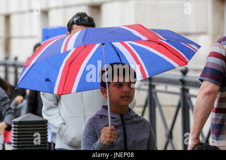 Whitehall. Westminster. Londra, Regno Unito. Il 30 luglio, 2017. I turisti riparo dalla pioggia in Whitehall, Westminster. Credito: Dinendra Haria/Alamy Live News Foto Stock