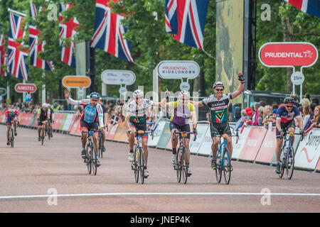 Londra, Regno Unito. Il 30 luglio, 2017. - L'andatura prudenziale Londra Surrey 100 termina nel centro commerciale. Credito: Guy Bell/Alamy Live News Foto Stock