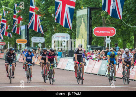 Londra, Regno Unito. Il 30 luglio, 2017. L'inizio di Prudential Ride Londra Surrey Classic in sfilata delle Guardie a Cavallo del credito di Londra: Guy Bell/Alamy Live News Foto Stock