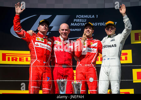 (170730) -- MOGYOROD, luglio 30, 2017 (Xinhua) -- (da L a R) secondo posto della Scuderia Ferrari il pilota finlandese Kimi Raikkonen, performance engineer della Scuderia Ferrari Jock Clear, vincitore della Scuderia Ferrari il pilota tedesco Sebastian Vettel e terzo posto Mercedes AMG Petronas' pilota finlandese Valtteri Bottas posa per foto sul podio ungherese della F1 Grand Prix gara a Hungaroring a Mogyorod, Ungheria il 30 luglio 2017. (Xinhua/Jure Makovec) Foto Stock