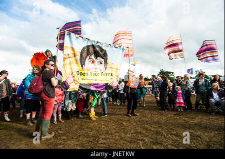 WOMAD Festival, Charlton Park, Wiltshire, Regno Unito. Il 30 luglio 2017. La processione della Domenica teste attraverso la principale Arena al WOMAD; mondo della musica, arte e danza. Credito: Francesca Moore/Alamy Live News Foto Stock