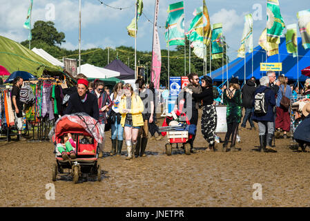 WOMAD Festival, Charlton Park, Wiltshire, Regno Unito. Il 30 luglio 2017. I frequentatori del festival godere di fango e sole, con solo un paio di docce intermittente, il giorno finale di WOMAD; mondo della musica, arte e danza. Credito: Francesca Moore/Alamy Live News Foto Stock