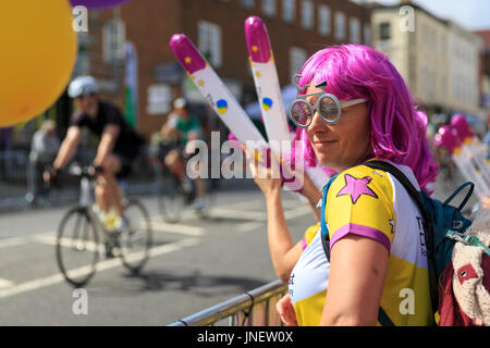 Dorking, Surrey, Regno Unito. Il 30 luglio, 2017. RideLondon-Surrey 100. Migliaia di ciclisti amatoriali ha preso parte alla 100 Miglia di impronta sportiva su strade chiuse; la raccolta di fondi per una buona causa. I piloti sono stati ben ricevuto dal supporto sul ciglio della strada a Dorking, circa a metà distanza. Credito: Clive Jones/Alamy Live News Foto Stock