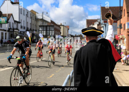Dorking, Surrey, Regno Unito. Il 30 luglio, 2017. RideLondon-Surrey 100. Migliaia di ciclisti amatoriali ha preso parte alla 100 Miglia di impronta sportiva su strade chiuse; la raccolta di fondi per una buona causa. I piloti sono stati ben ricevuto dal supporto sul ciglio della strada a Dorking, circa a metà distanza. Credito: Clive Jones/Alamy Live News Foto Stock