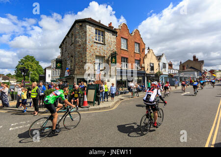 Dorking, Surrey, Regno Unito. Il 30 luglio, 2017. RideLondon-Surrey 100. Migliaia di ciclisti amatoriali ha preso parte alla 100 Miglia di impronta sportiva su strade chiuse; la raccolta di fondi per una buona causa. I piloti sono stati ben ricevuto dal supporto sul ciglio della strada a Dorking, circa a metà distanza. Credito: Clive Jones/Alamy Live News Foto Stock