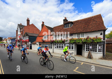 Dorking, Surrey, Regno Unito. Il 30 luglio, 2017. RideLondon-Surrey 100. Migliaia di ciclisti amatoriali ha preso parte alla 100 Miglia di impronta sportiva su strade chiuse; la raccolta di fondi per una buona causa. I piloti sono stati ben ricevuto dal supporto sul ciglio della strada a Dorking, circa a metà distanza. Credito: Clive Jones/Alamy Live News Foto Stock