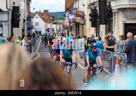 Dorking, Surrey, Regno Unito. Il 30 luglio, 2017. RideLondon-Surrey 100. Migliaia di ciclisti amatoriali ha preso parte alla 100 Miglia di impronta sportiva su strade chiuse; la raccolta di fondi per una buona causa. I piloti sono stati ben ricevuto dal supporto sul ciglio della strada a Dorking, circa a metà distanza. Credito: Clive Jones/Alamy Live News Foto Stock