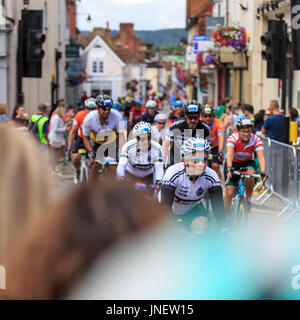 Dorking, Surrey, Regno Unito. Il 30 luglio, 2017. RideLondon-Surrey 100. Migliaia di ciclisti amatoriali ha preso parte alla 100 Miglia di impronta sportiva su strade chiuse; la raccolta di fondi per una buona causa. I piloti sono stati ben ricevuto dal supporto sul ciglio della strada a Dorking, circa a metà distanza. Credito: Clive Jones/Alamy Live News Foto Stock