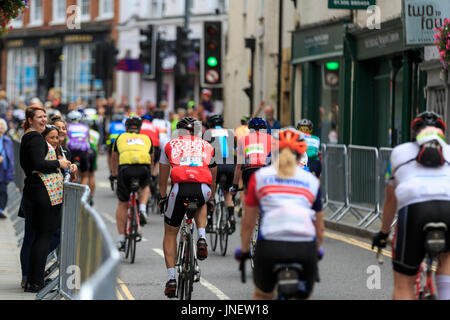 Dorking, Surrey, Regno Unito. Il 30 luglio, 2017. RideLondon-Surrey 100. Migliaia di ciclisti amatoriali ha preso parte alla 100 Miglia di impronta sportiva su strade chiuse; la raccolta di fondi per una buona causa. I piloti sono stati ben ricevuto dal supporto sul ciglio della strada a Dorking, circa a metà distanza. Credito: Clive Jones/Alamy Live News Foto Stock
