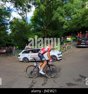 Dorking, Surrey, Regno Unito. Il 30 luglio, 2017. RideLondon-Surrey Classic. Il mondo della top ciclisti professionisti ha preso su Britains più grande un giorno di gara ciclistica - La corsaLondon-Surrey Classic. Partenza e a Londra la zona di straordinaria bellezza naturale - le colline del Surrey. Alexander Kristoff (Katusha, né) ha vinto in volata sul Mall. Credito: Clive Jones/Alamy Live News Foto Stock