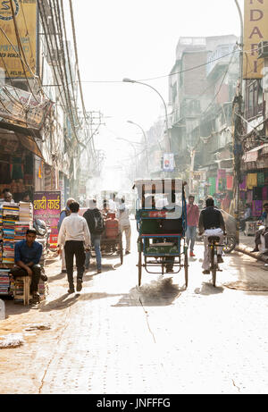 Una scena di strada in Chandni Chowk, uno dei più antichi e più trafficati Mercati di Delhi, India. Foto Stock