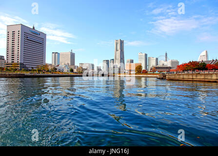 Baia di Yokohama con lo skyline della città di Yokohama nella prefettura di Kanagawa, Giappone Foto Stock