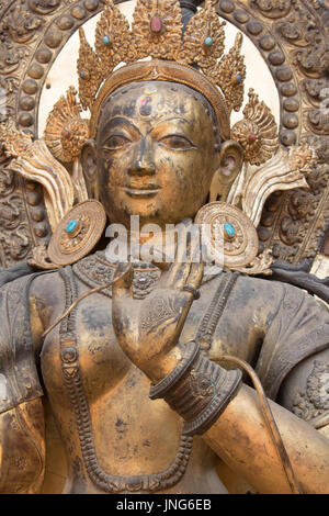 Statua di un fiume dea all'ingresso del Taleju Bhawani tempio, Mul Chowk Patan Durbar Square Kathmandu in Nepal Foto Stock