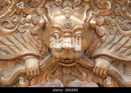 Faccia di leone dettagli dalla piccola, dorata, Bidyapith centrale tempio al centro di Mul Chowk Durbar Square Patan, Kathmandu, Nepal Foto Stock