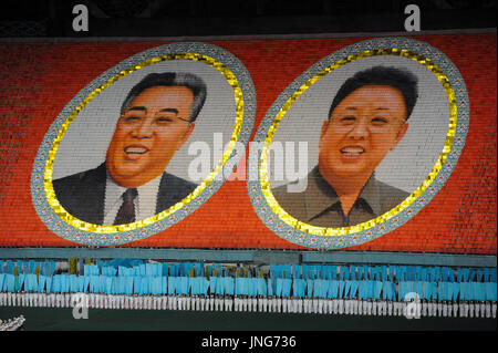 08.08.2012, Pyongyang, Corea del Nord, Asia - I ritratti della fine del nord coreano leader Kim Il Sung e Kim Jong Il sono raffigurati come un mosaico gigante. Foto Stock