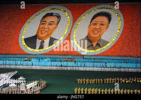 08.08.2012, Pyongyang, Corea del Nord, Asia - I ritratti della fine del nord coreano leader Kim Il Sung e Kim Jong Il sono raffigurati come un mosaico gigante. Foto Stock