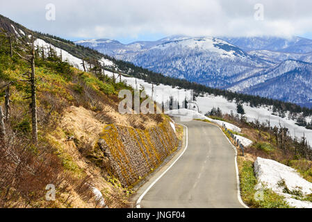 Una strada sul Monte Iwate nel Tohoku, Giappone. Mt Iwate (2.038 m) è la montagna più alta di Iwate e è uno dei Giappone 100 più belle montagne. Foto Stock