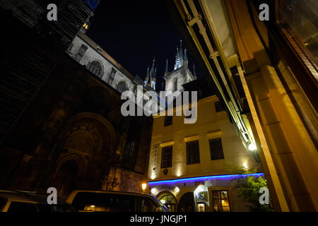 Piccolo cortile al di fuori della Piazza della Città Vecchia di Praga, con la Chiesa di Nostra Signora di Tyn's spires in background. Prese a tarda notte Foto Stock