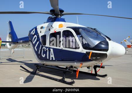 Guardia Civil elicottero Eurocopter EC135 a seconda esibizione aerea all'aeroporto di Malaga, Malaga, Andalusia, Spagna, Europa occidentale. Foto Stock