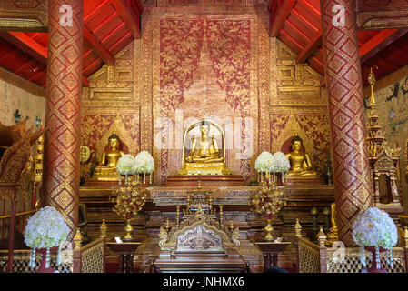 Interno del Wat Phra Singh, un tempio buddista in Chiang Mai Thailandia del Nord e Phra Buddha Sihing, la più importante statua del Buddha di Chiang Mai. Foto Stock