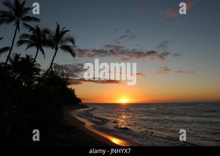 Un bel tramonto sulla sponda nord del Oʻahu, Hawaiʻi. Foto Stock