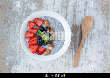 Chia budino di semi con frutta fresca e mandorla Foto Stock