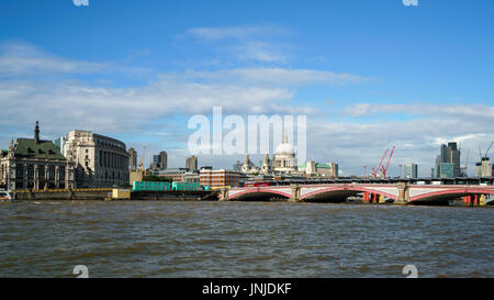 Londra - 27 Luglio : edifici sulla sponda nord del fiume Tamigi a Londra il 27 Luglio 2017 Foto Stock