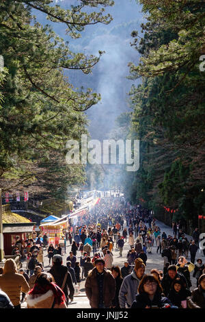 Nikko, Giappone - Jan 2, 2016. Persone che arrivano al Santuario di Toshogu a sunrise in Nikko, Giappone. Toshogu è patrimonio UNESCO e sono classificati come t Foto Stock