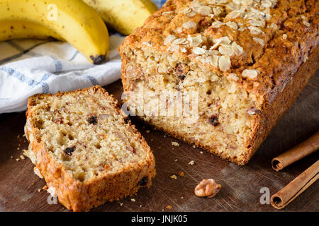 Proteina pane alla banana focaccia con noci e cannella sulla tavola di legno. Primo piano Foto Stock