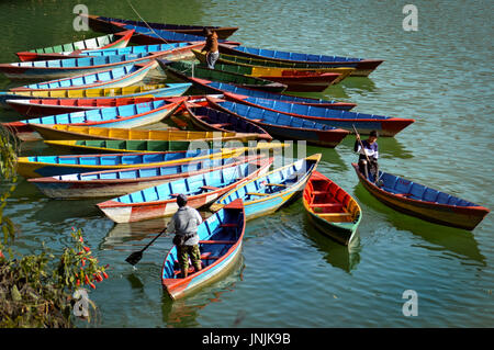 Canoe colorate in attesa per il turista nel lago Fewa, Pokharra Nepal Foto Stock