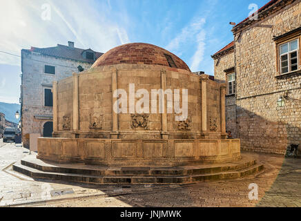 Dubrovnik Croazia - Agosto 20, 2016: Grande Onofrio fontana nella piazza di Stradun Street nella città vecchia di Dubrovnik, Croazia Foto Stock