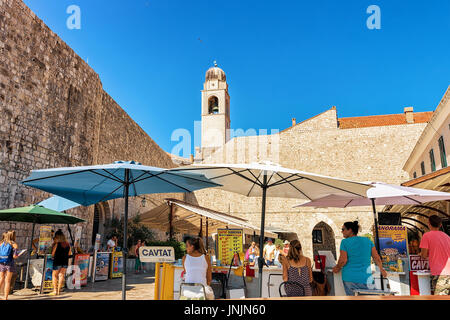 Dubrovnik Croazia - Agosto 19, 2016: il vecchio porto e la gente nella Città Vecchia di Dubrovnik, Croazia Foto Stock