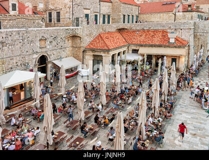 Dubrovnik Croazia - Agosto 19, 2016: persone presso il cafe nel porto vecchio di Dubrovnik, Croazia. Foto Stock