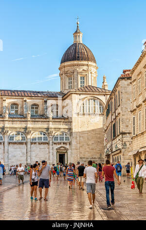 Dubrovnik Croazia - Agosto 18, 2016: persone alla Cattedrale di Dubrovnik, la città vecchia di Dubrovnik, Croazia Foto Stock