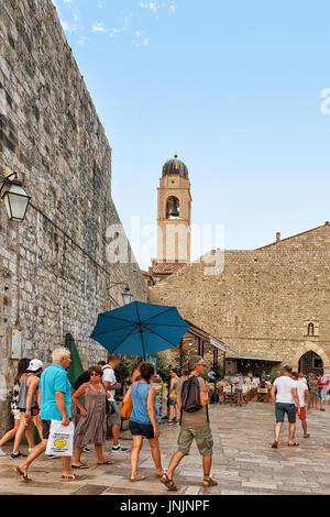 Dubrovnik Croazia - Agosto 18, 2016: la gente al Vecchio Porto di Mare Adriatico di Dubrovnik, Croazia. Foto Stock