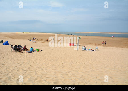 I turisti sulla spiaggia a Wells-next-il-mare in Norfolk Inghilterra sulla giornata d'estate Foto Stock
