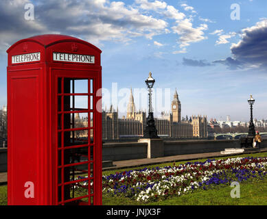 Famoso rosso inglese le cabine telefoniche con il Big Ben di Londra, Regno Unito Foto Stock